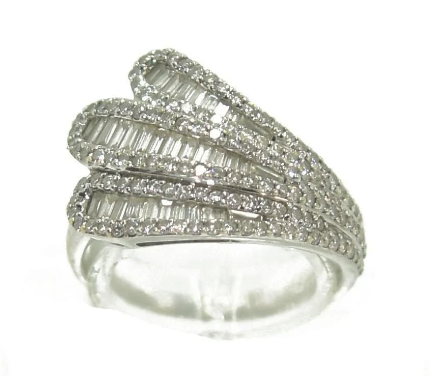 Bague or gris moderne diamant baguette