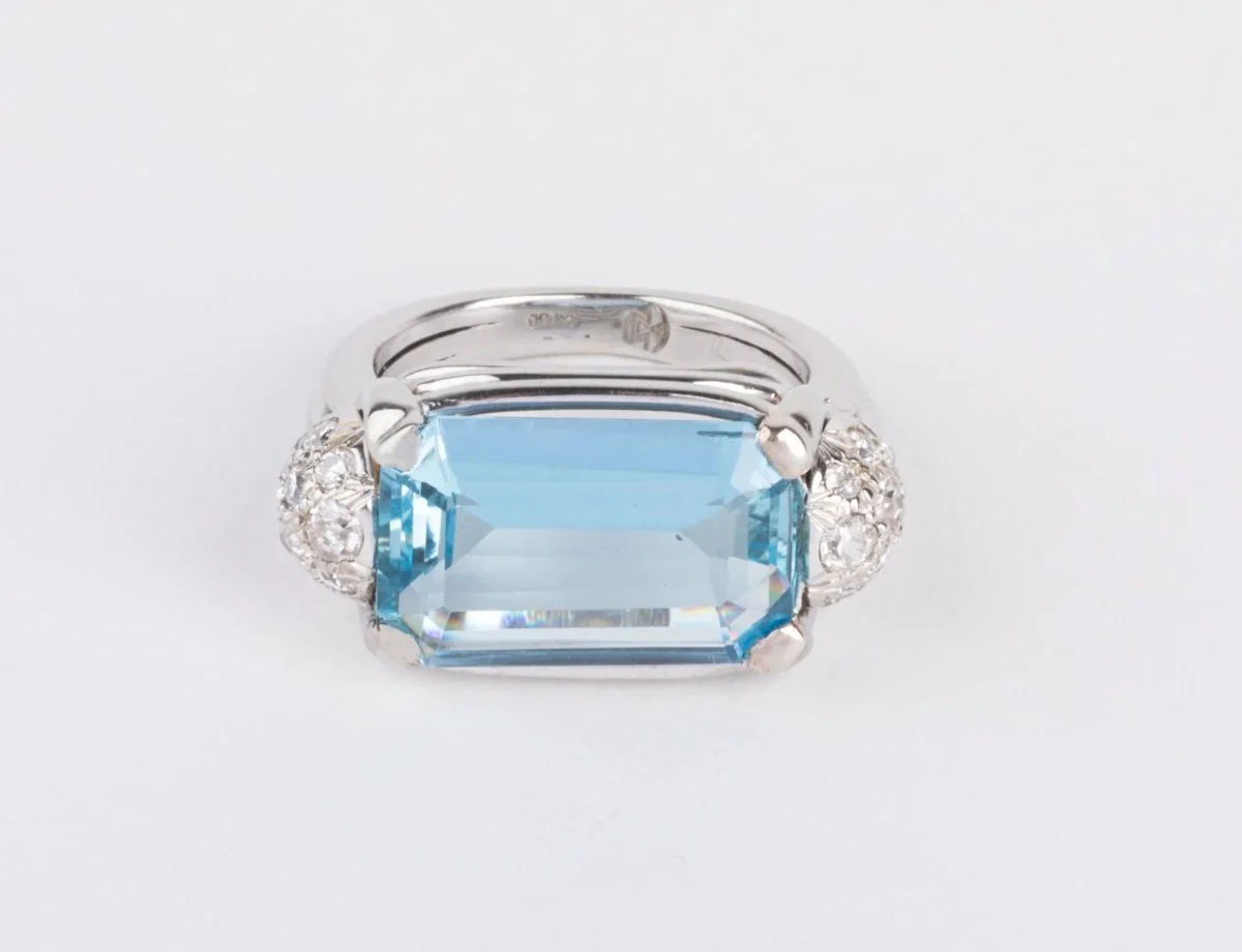 Bague or gris ornée d'une aigue marine et diamants