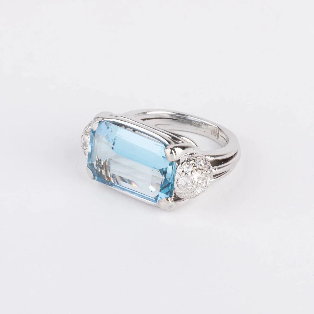 Bague or gris ornée d'une aigue marine et diamants - Image 2