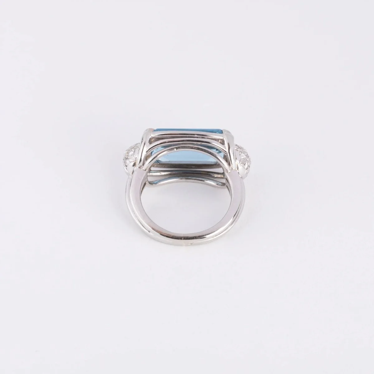 Bague or gris ornée d'une aigue marine et diamants - Image 4
