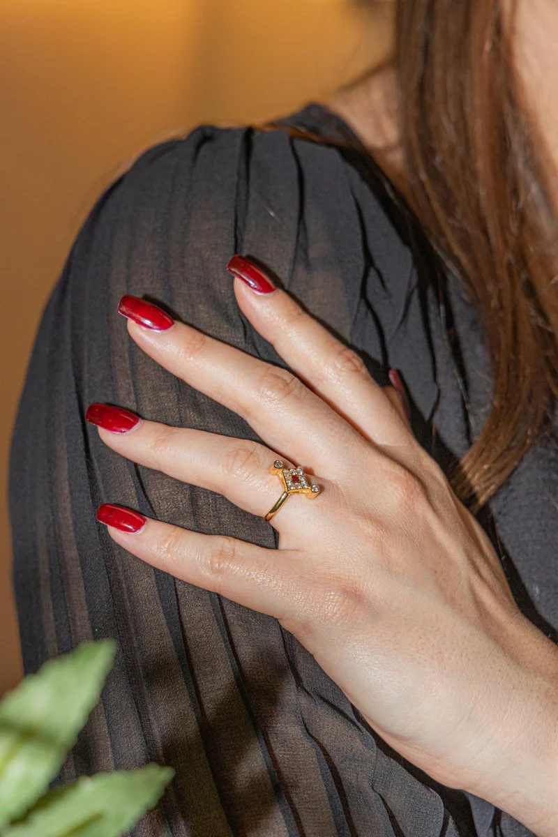 Bague en or jaune, rubis et diamant - Image 2
