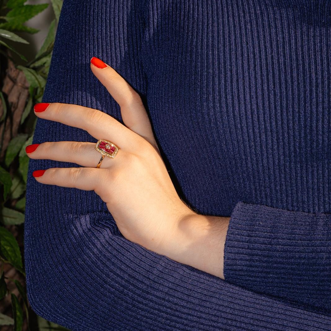 Bague Pompadour en or jaune, rubis et diamants - Image 2