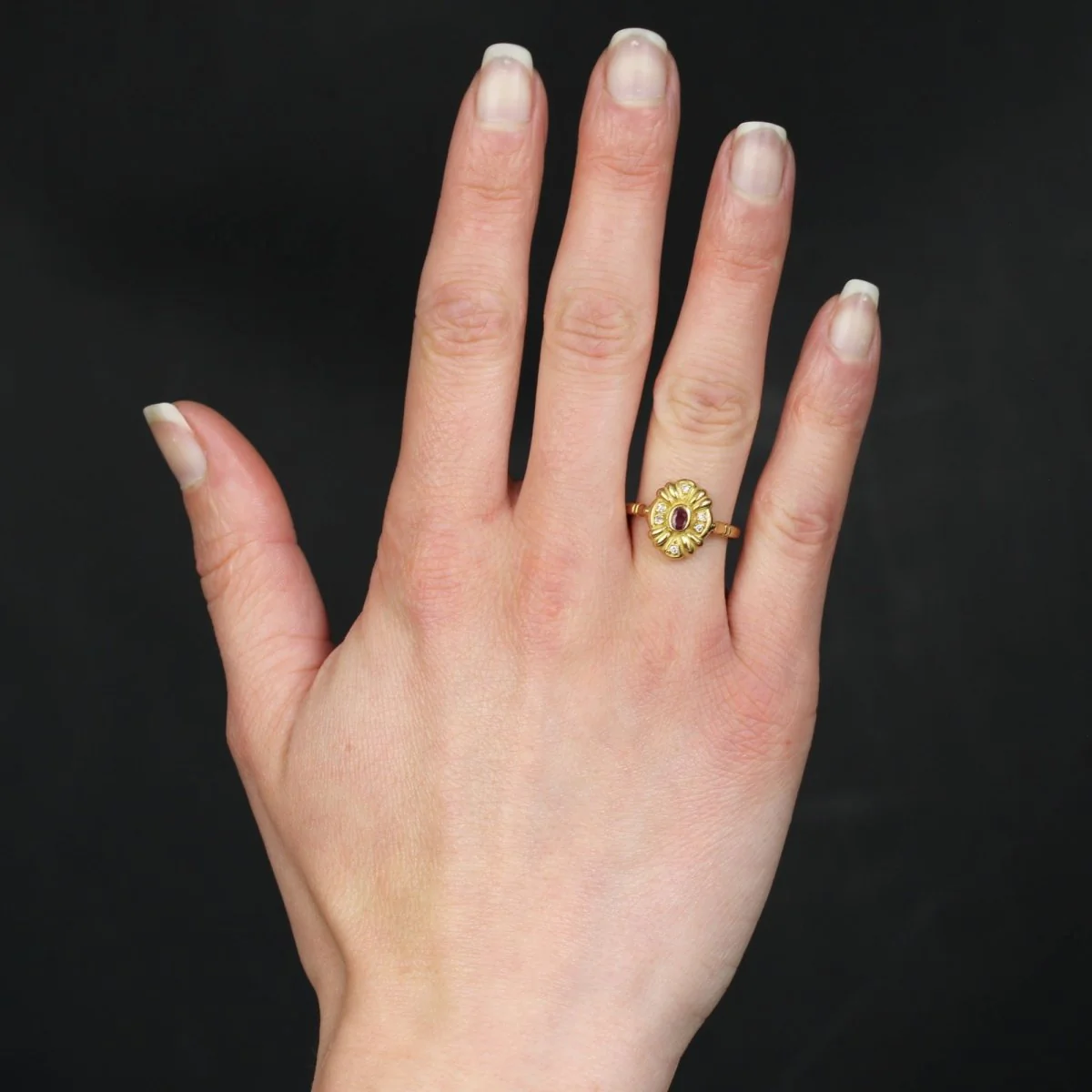 Bague Marguerite en or jaune, rubis et diamants - Image 2