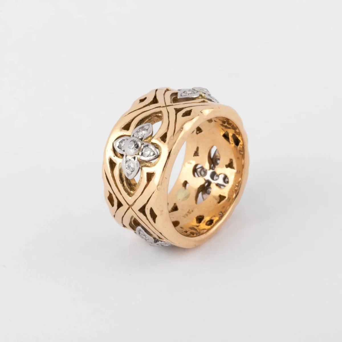 Bague or jaune ciselé alterné de motifs fleurs - Image 3