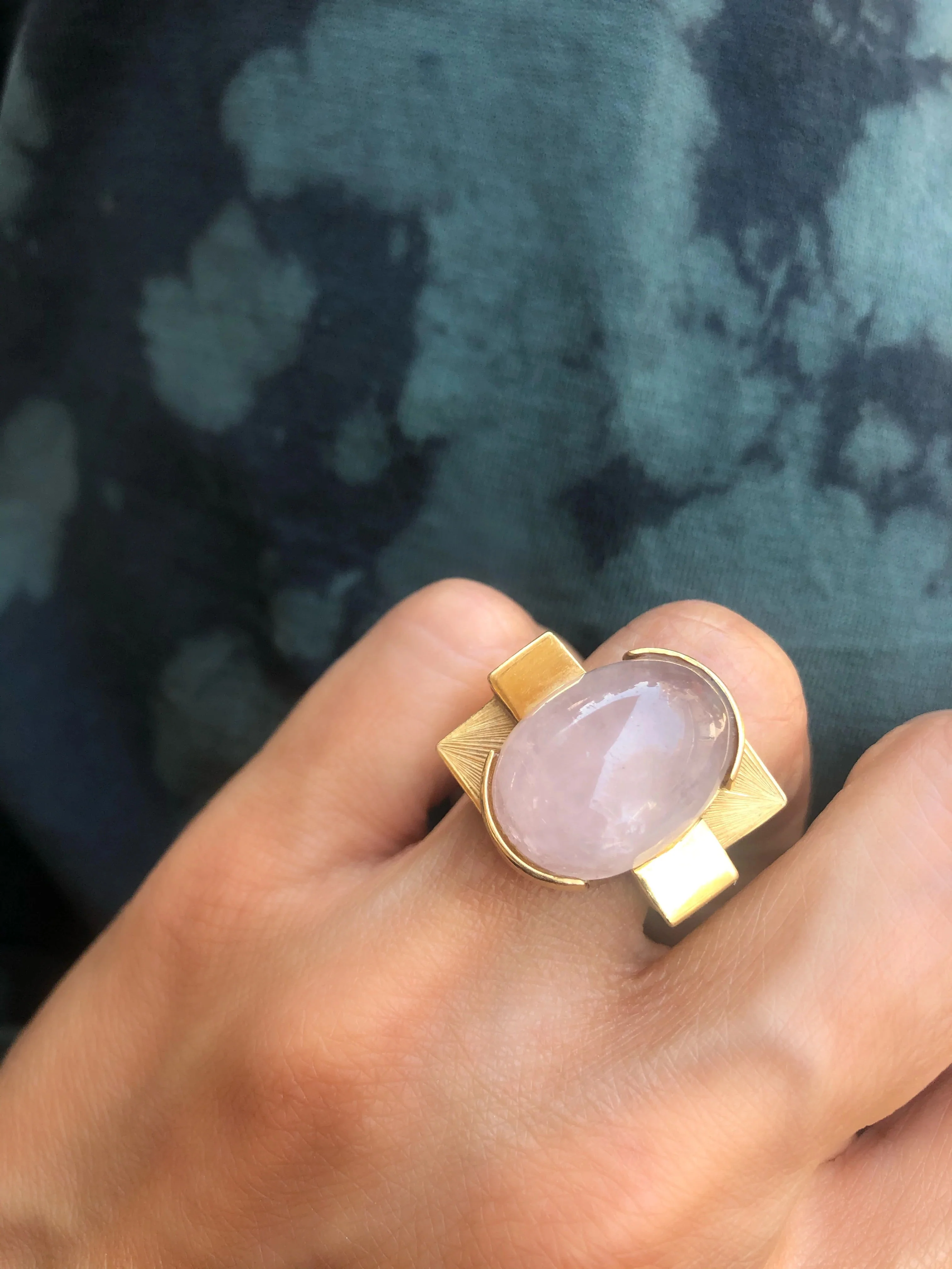 Bague or jaune géométrique ornée d'un quartz rose - Image 5