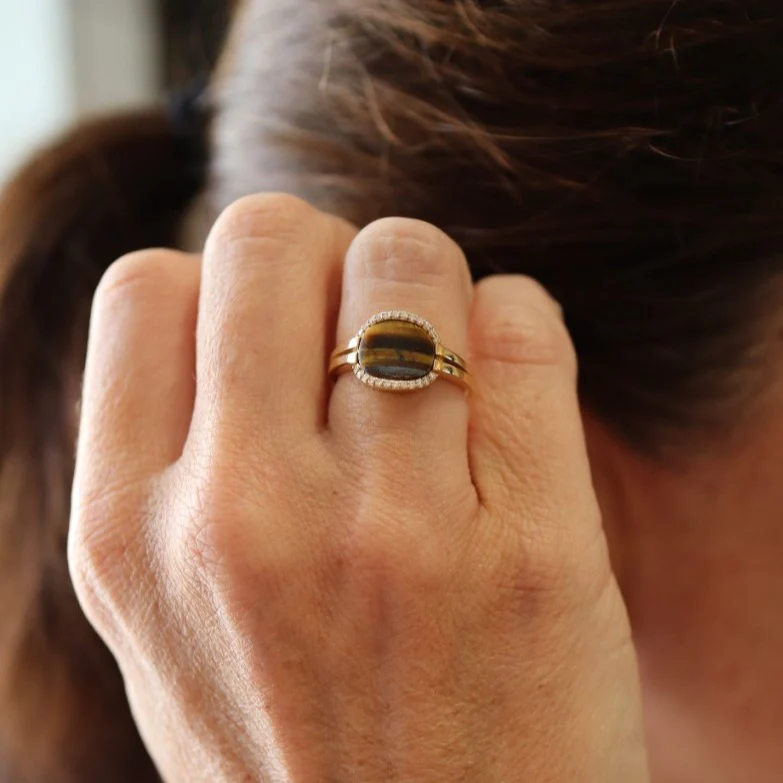 Bague en or jaune, oeil de tigre et diamants - Image 2
