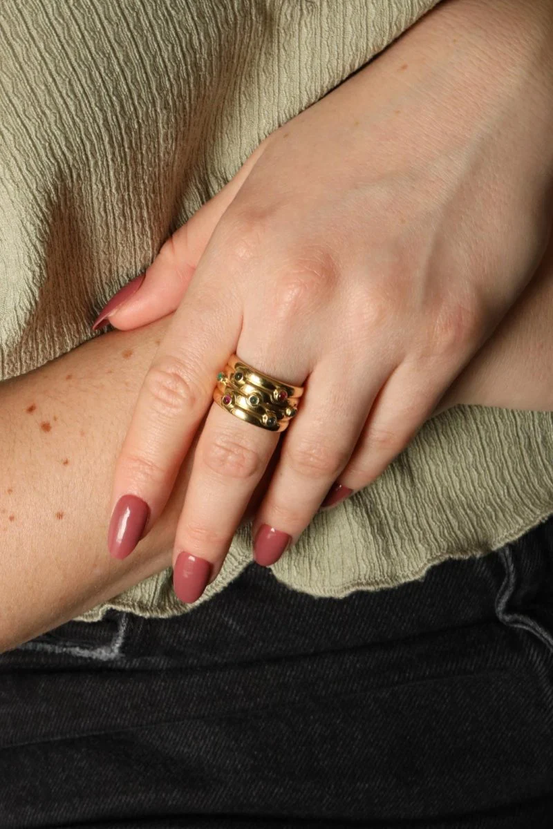 Bague Bandeau en or jaune et rubis - Image 2