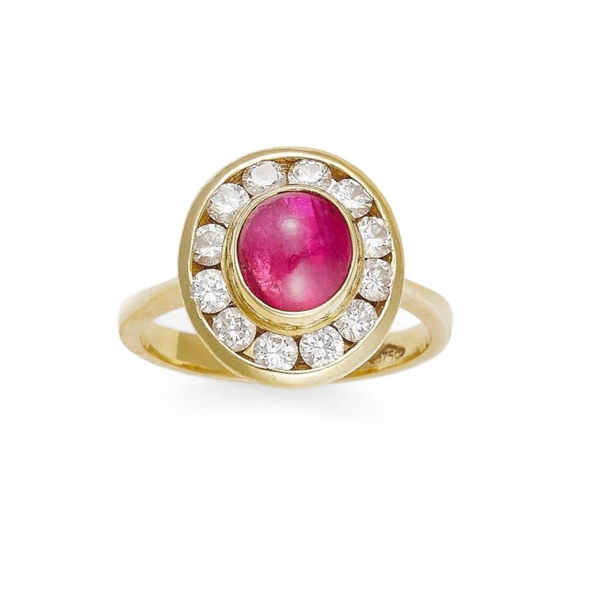 Bague Entourage en or jaune, rubis et diamants