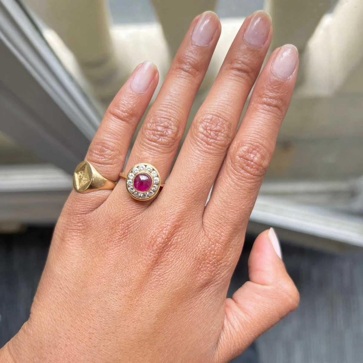 Bague Entourage en or jaune, rubis et diamants - Image 2
