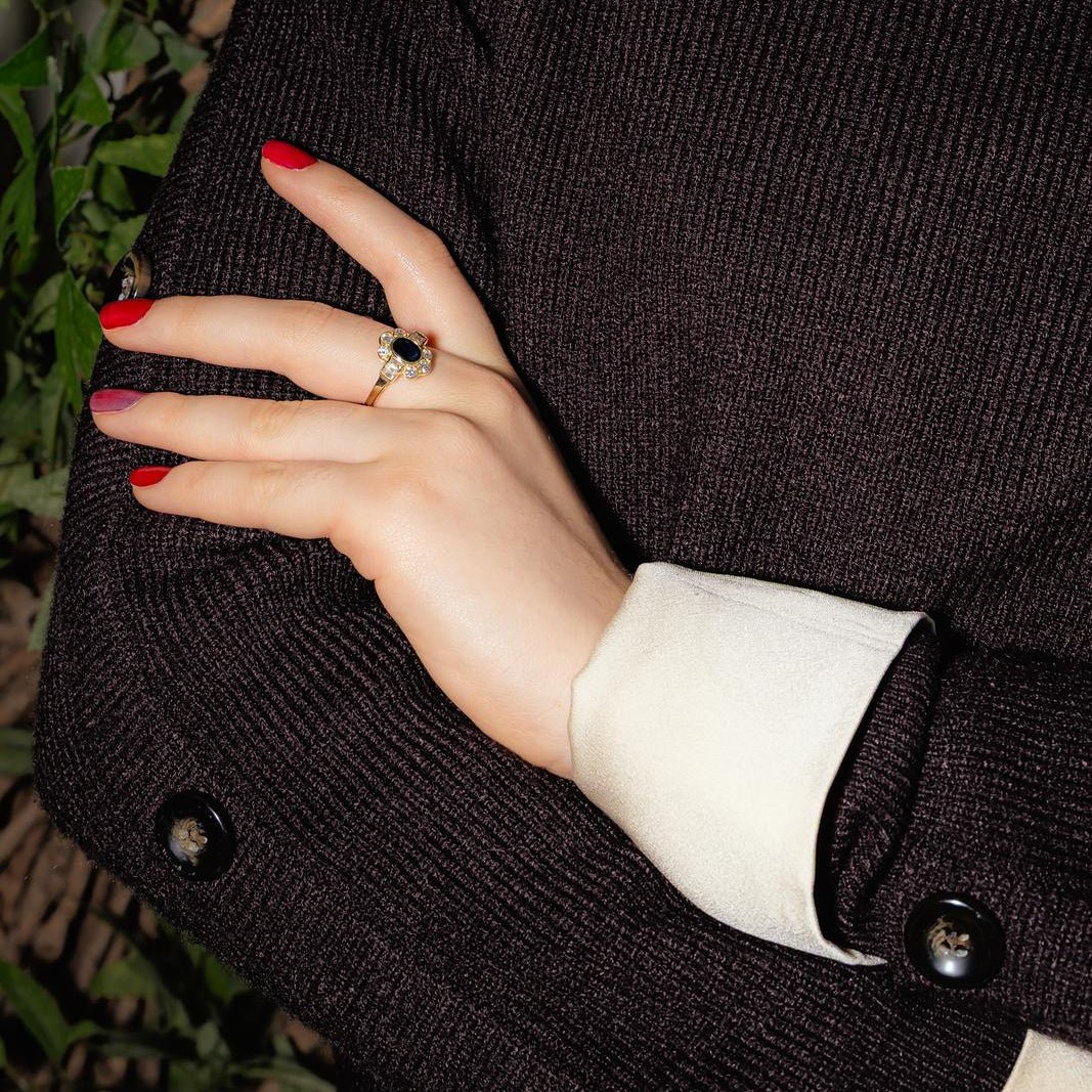 Bague Entourage en or jaune, saphir et diamants - Image 2