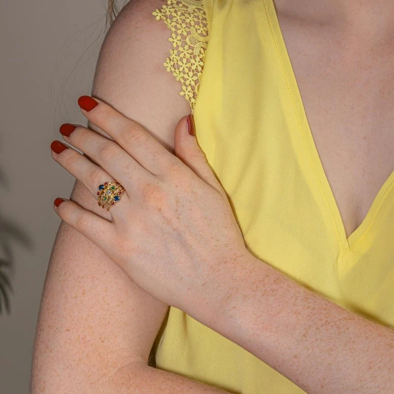 Bague Cocktail en or jaune, saphir, rubis, émeraudes et diamants - Image 2