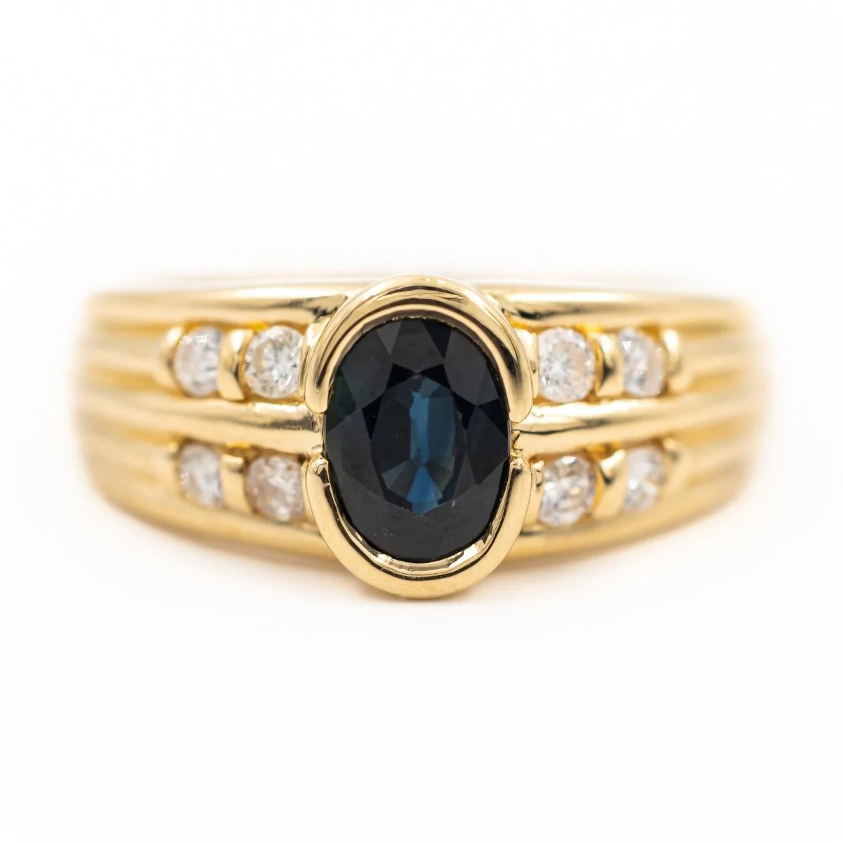 Bague en or jaune, diamants et saphir