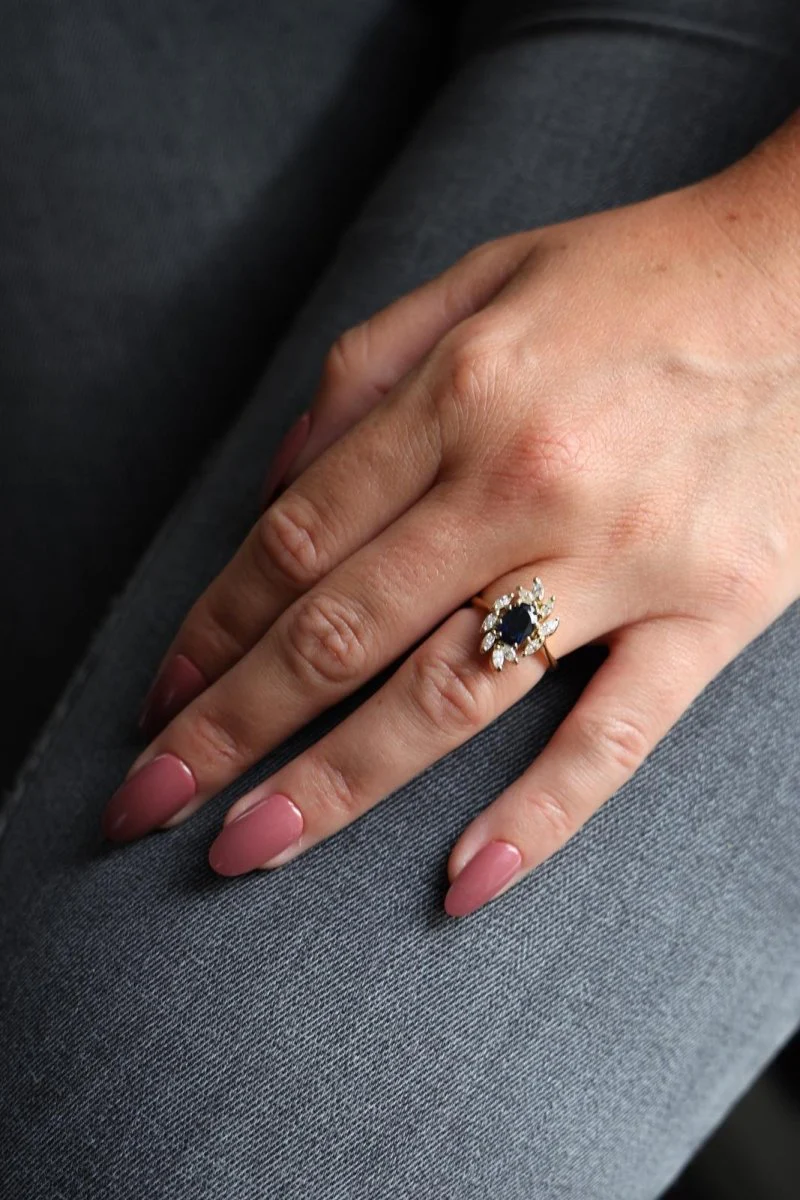 Bague en or jaune, saphir et diamants - Image 7