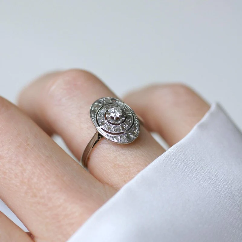 Bague Entourage en or blanc, platine et diamants - Image 2