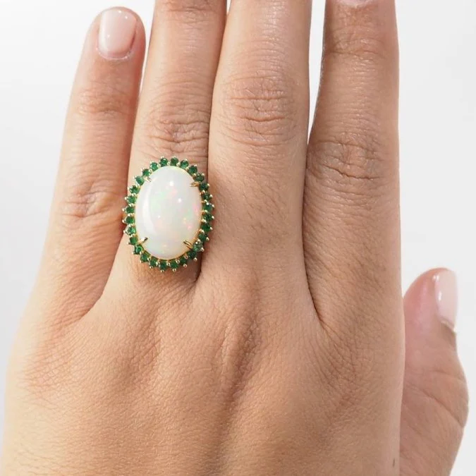 Bague Pompadour en or jaune, opale et émeraudes - Image 2