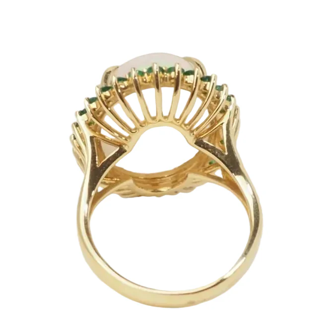 Bague Pompadour en or jaune, opale et émeraudes - Image 4