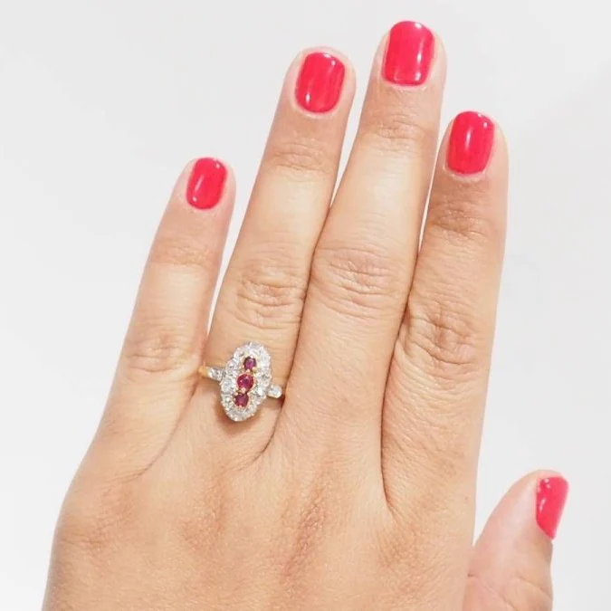 Bague Trilogie en or jaune, rubis et diamants - Image 2