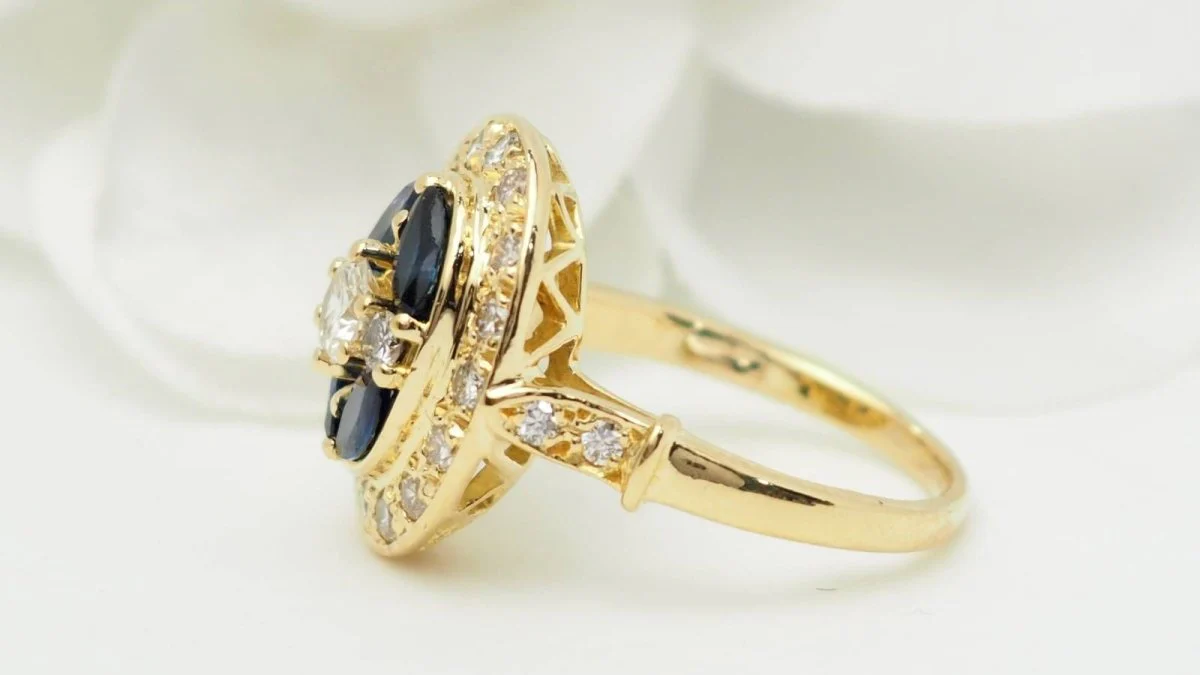Bague ovale en or jaune, saphirs navette et diamants - Image 6