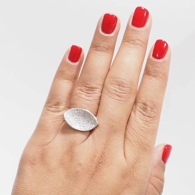 Bague Pavée en or blanc et diamants - Image 2