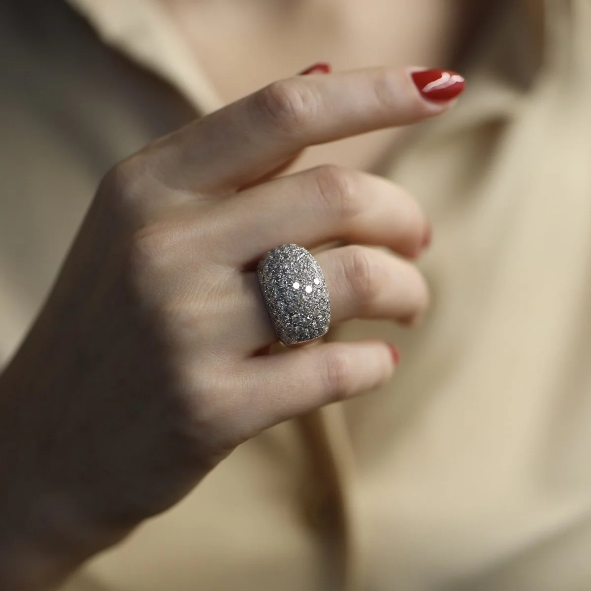 Bague Pavée en or blanc et diamants - Image 2