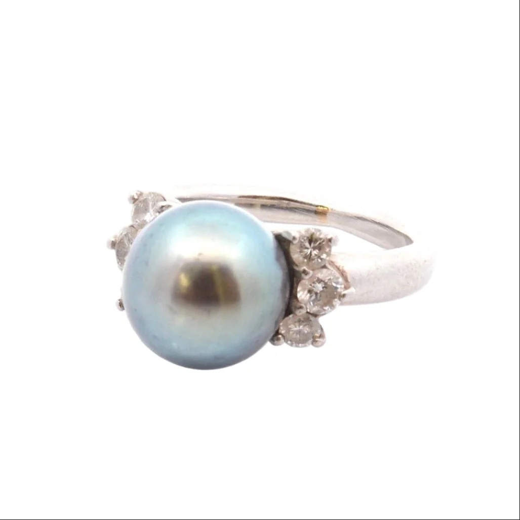 Bague Solitaire en or blanc, perle, et diamants - Image 2