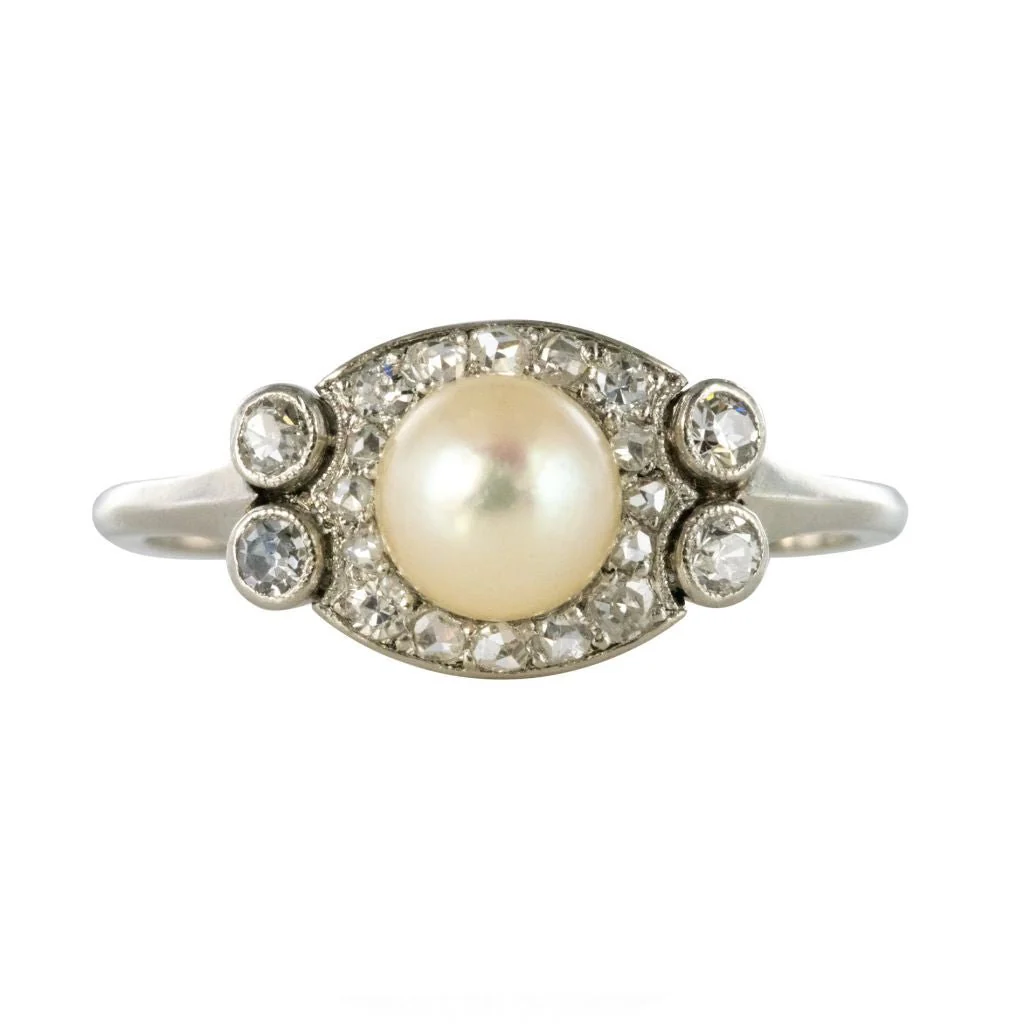 Bague Entourage en platine, perle et diamants