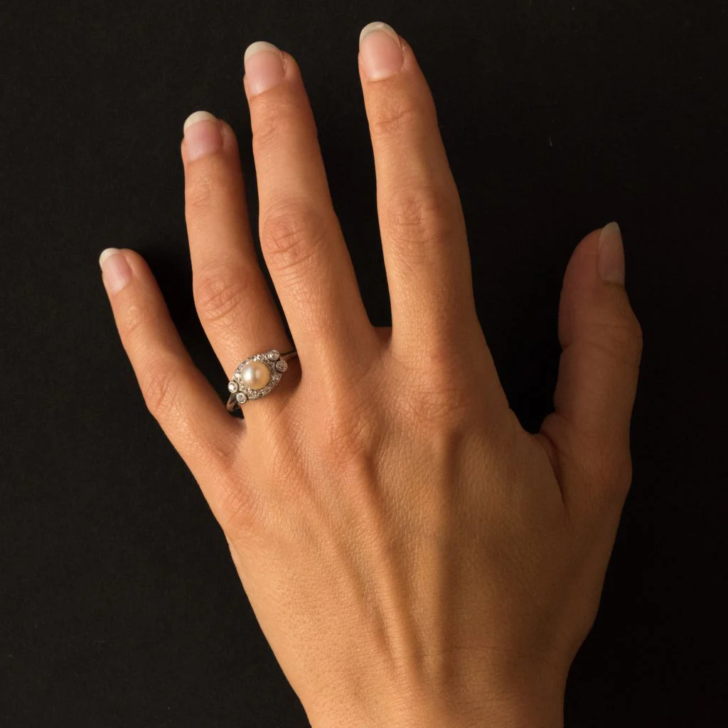 Bague Entourage en platine, perle et diamants - Image 2