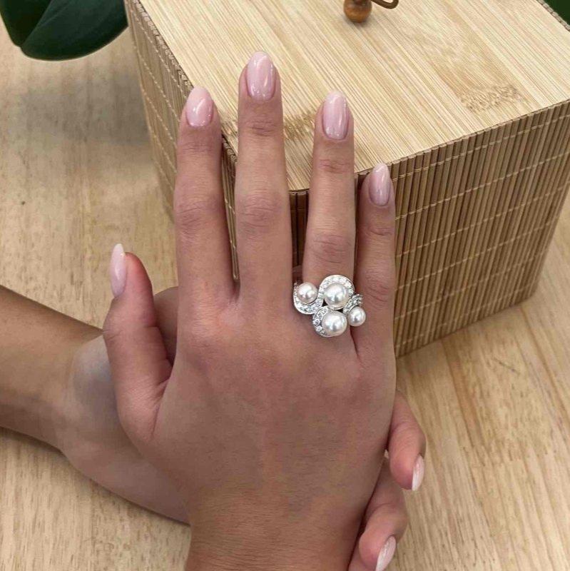 Bague Trilogie en or blanc, perles et diamants - Image 2