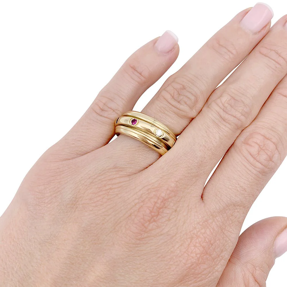 Bague PIAGET "Possession" en or jaune, rubis, émeraudes, saphirs et diamants - Image 2