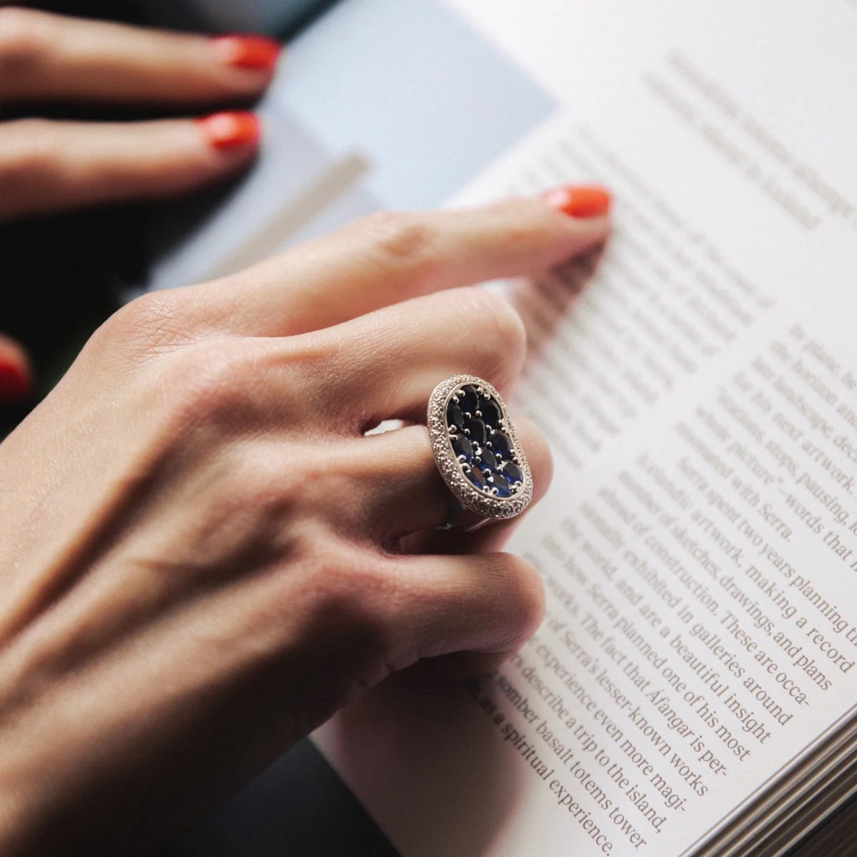 Bague Plateau en or blanc, saphirs et diamants - Image 2