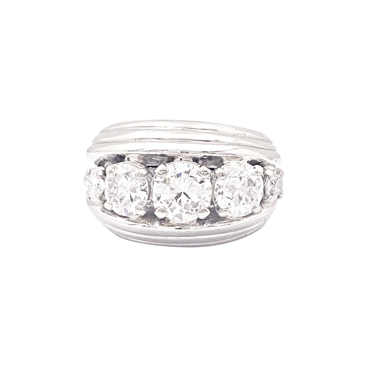 Bague Jonc en platine en diamants.