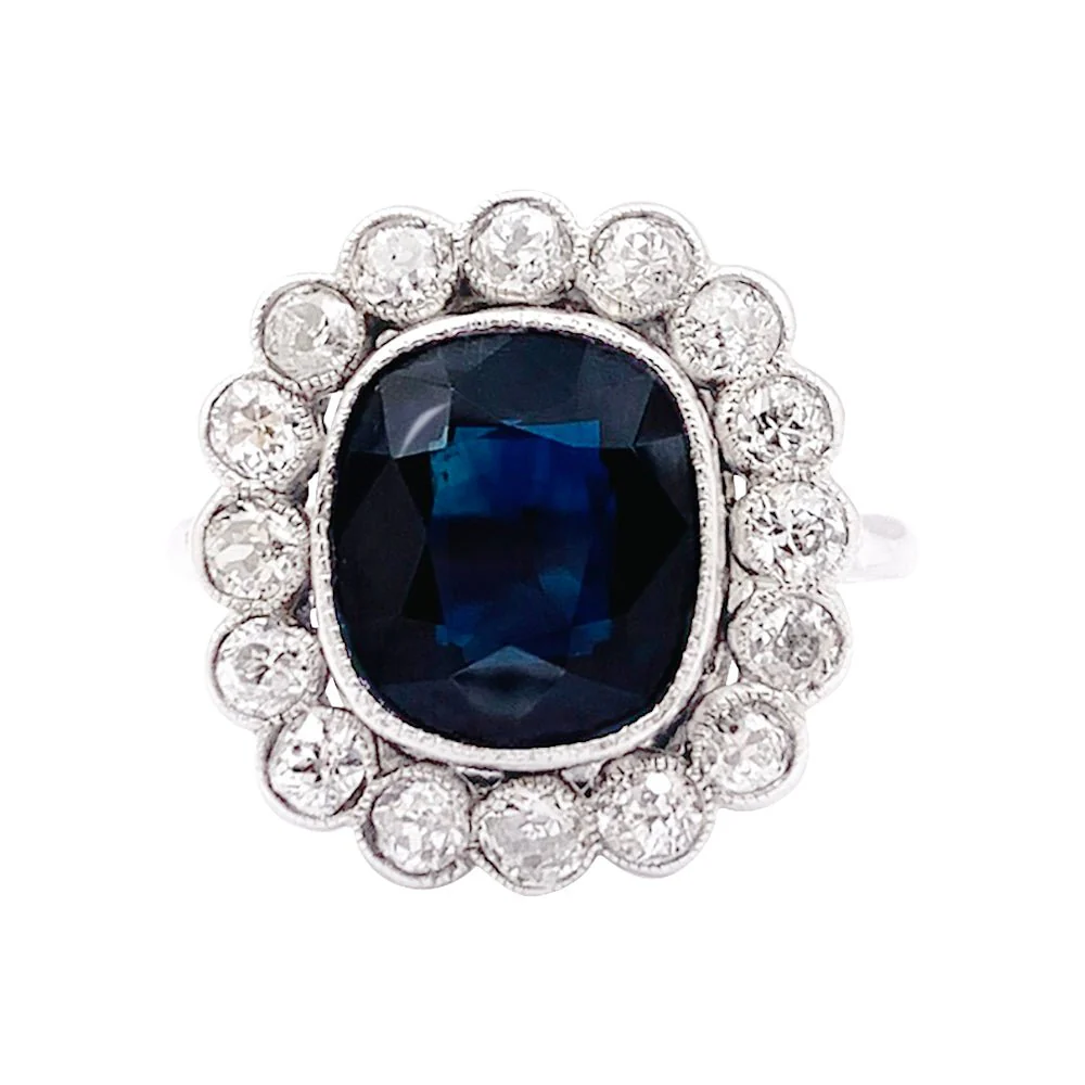 Bague entourage en platine, saphir et diamants