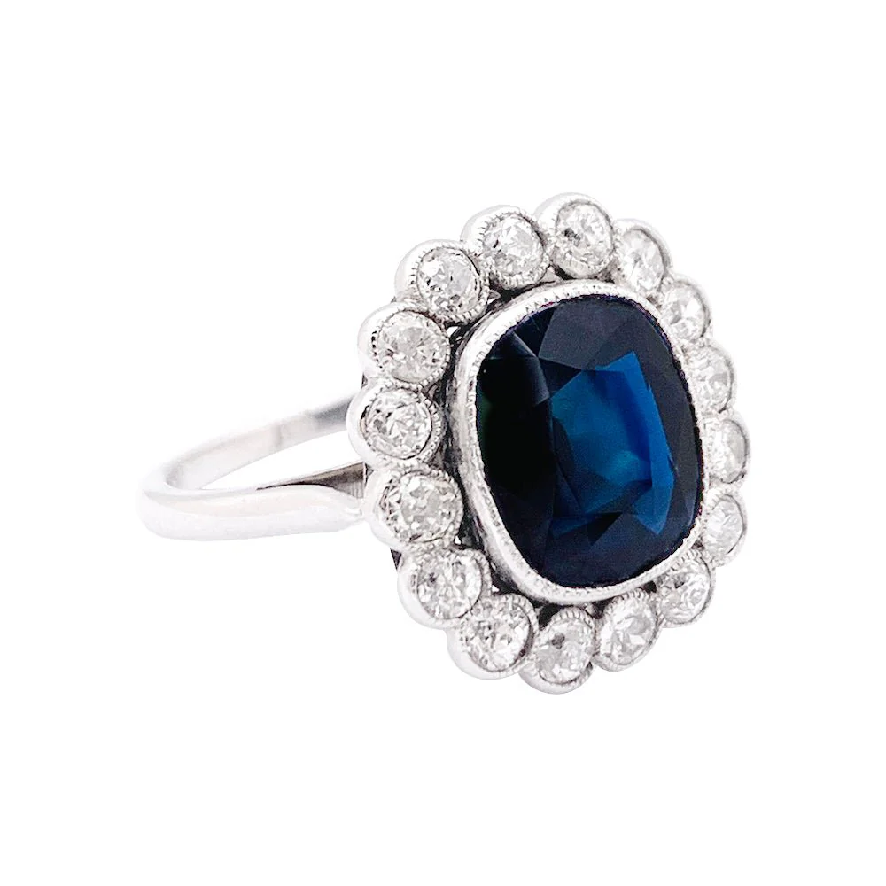 Bague entourage en platine, saphir et diamants - Image 3