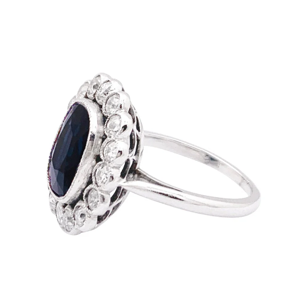 Bague entourage en platine, saphir et diamants - Image 4