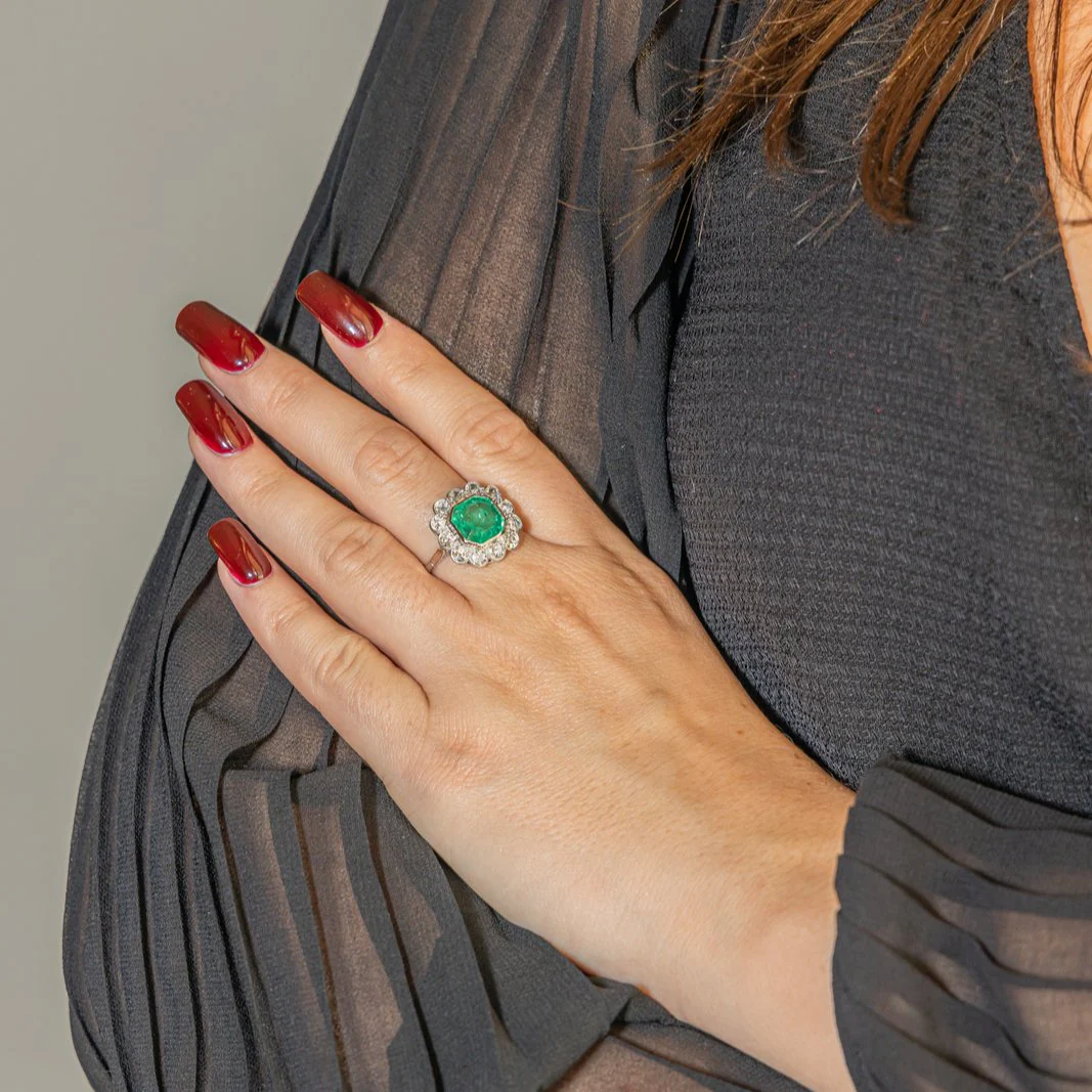Bague Marguerite en platine, émeraude et diamant - Image 2