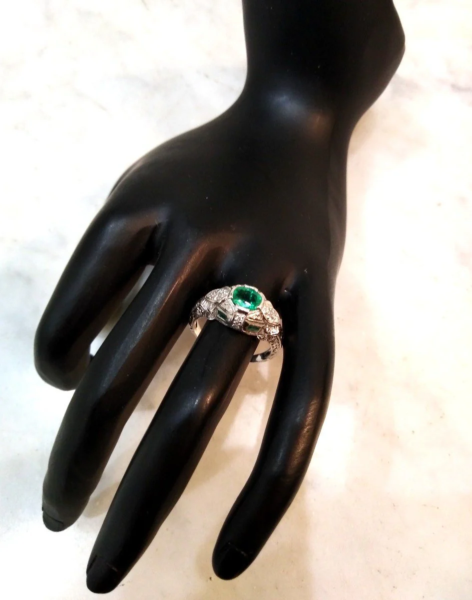 Bague Entourage en platine, émeraudes, et diamants - Image 2