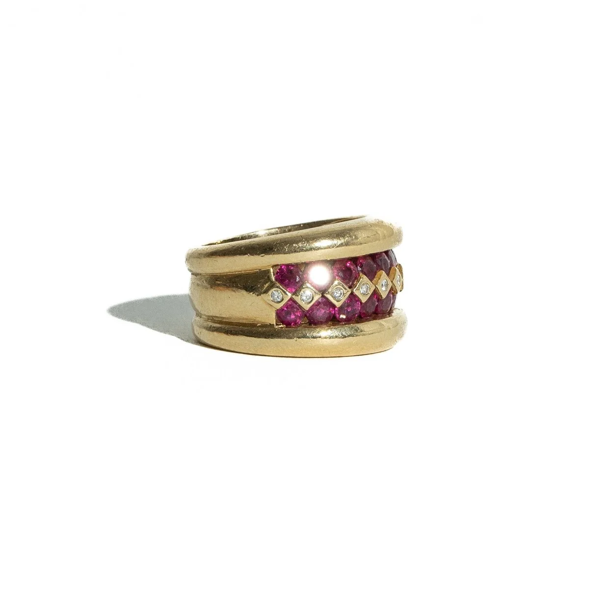 Bague POIRAY en or jaune, rubis et diamants - Image 5