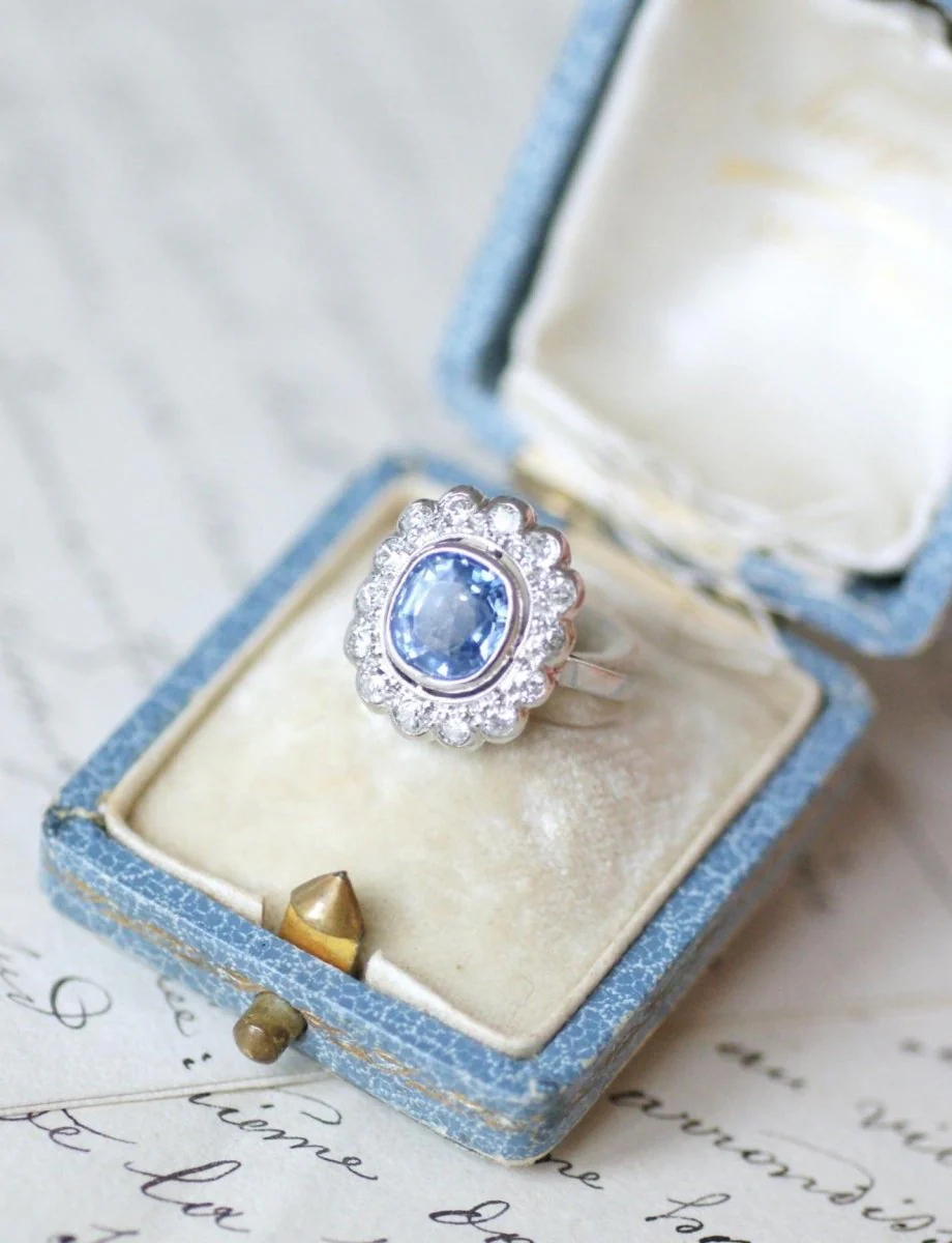 Bague Pompadour Art Déco Saphir de Ceylan 2,80 Cts et Diamants