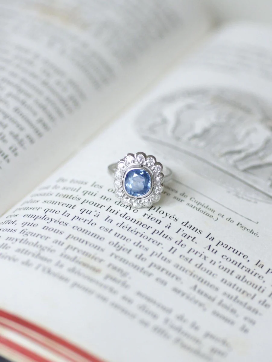 Bague Pompadour Art Déco Saphir de Ceylan 2,80 Cts et Diamants - Image 11