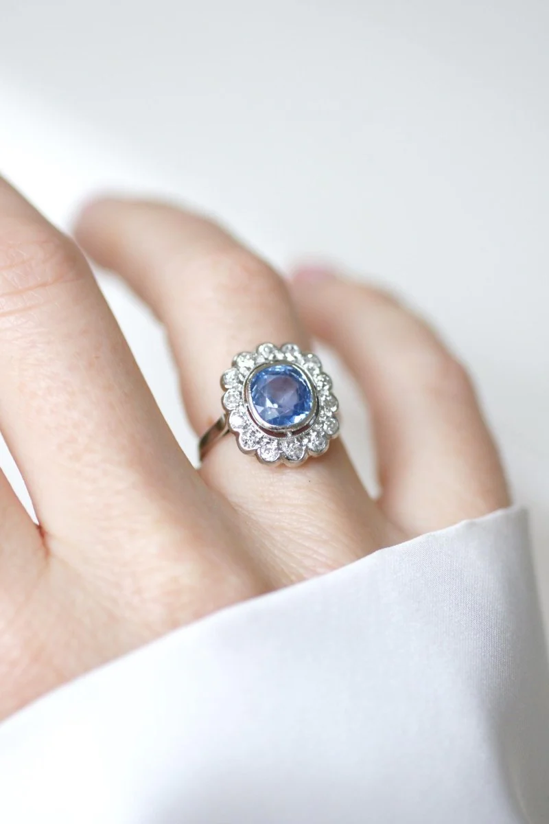 Bague Pompadour Art Déco Saphir de Ceylan 2,80 Cts et Diamants - Image 6