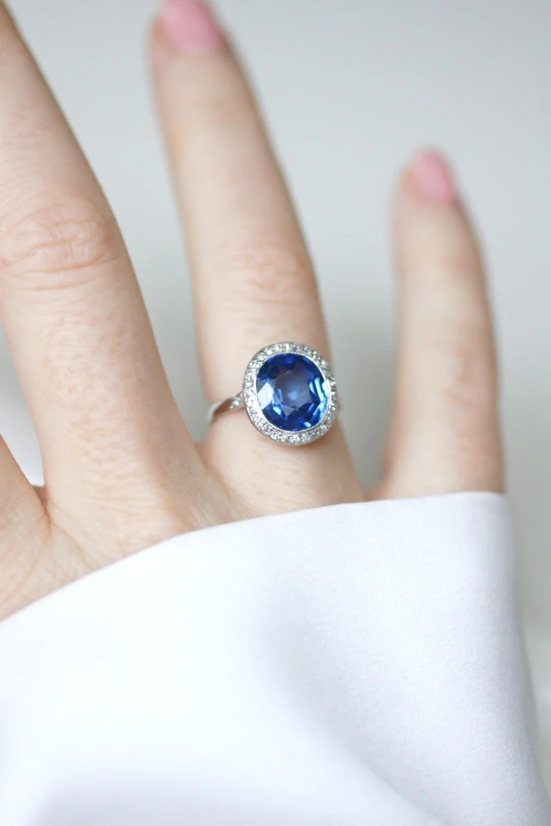 Bague Art Déco Saphir de Ceylan Non Chauffé 4,40 Cts et Diamants - Image 2