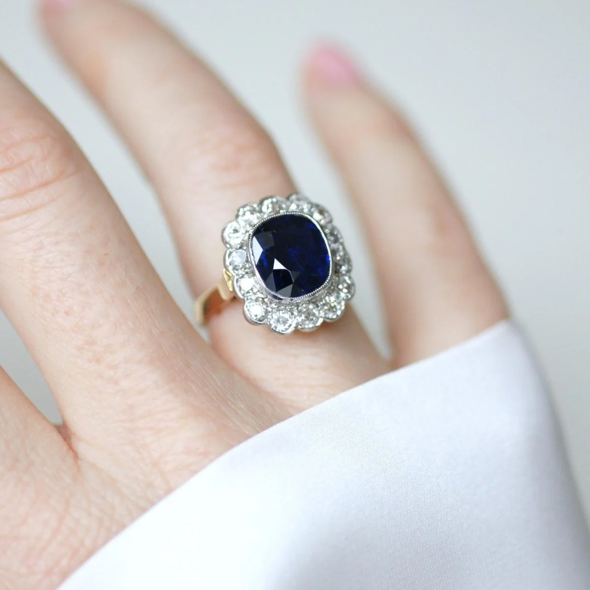 Bague Marguerite en or rose, saphir, et diamants - Image 8
