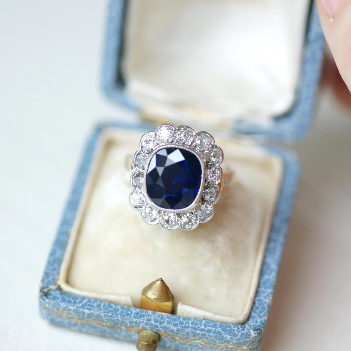 Bague Marguerite en or rose, saphir, et diamants - Image 9