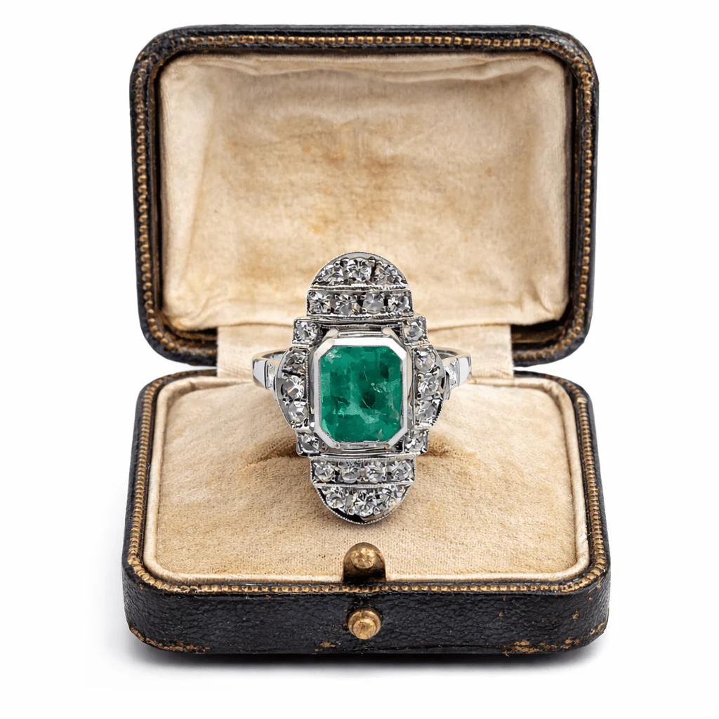 Bague Pompadour en or blanc, émeraude et diamants - Image 7