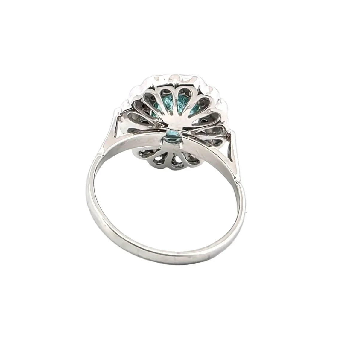 Bague Pompadour en or blanc, émeraude et diamants - Image 3