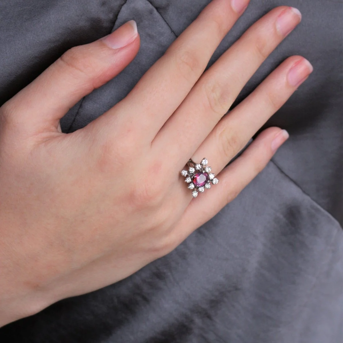 Bague Marguerite en or blanc, rubis et diamants - Image 2