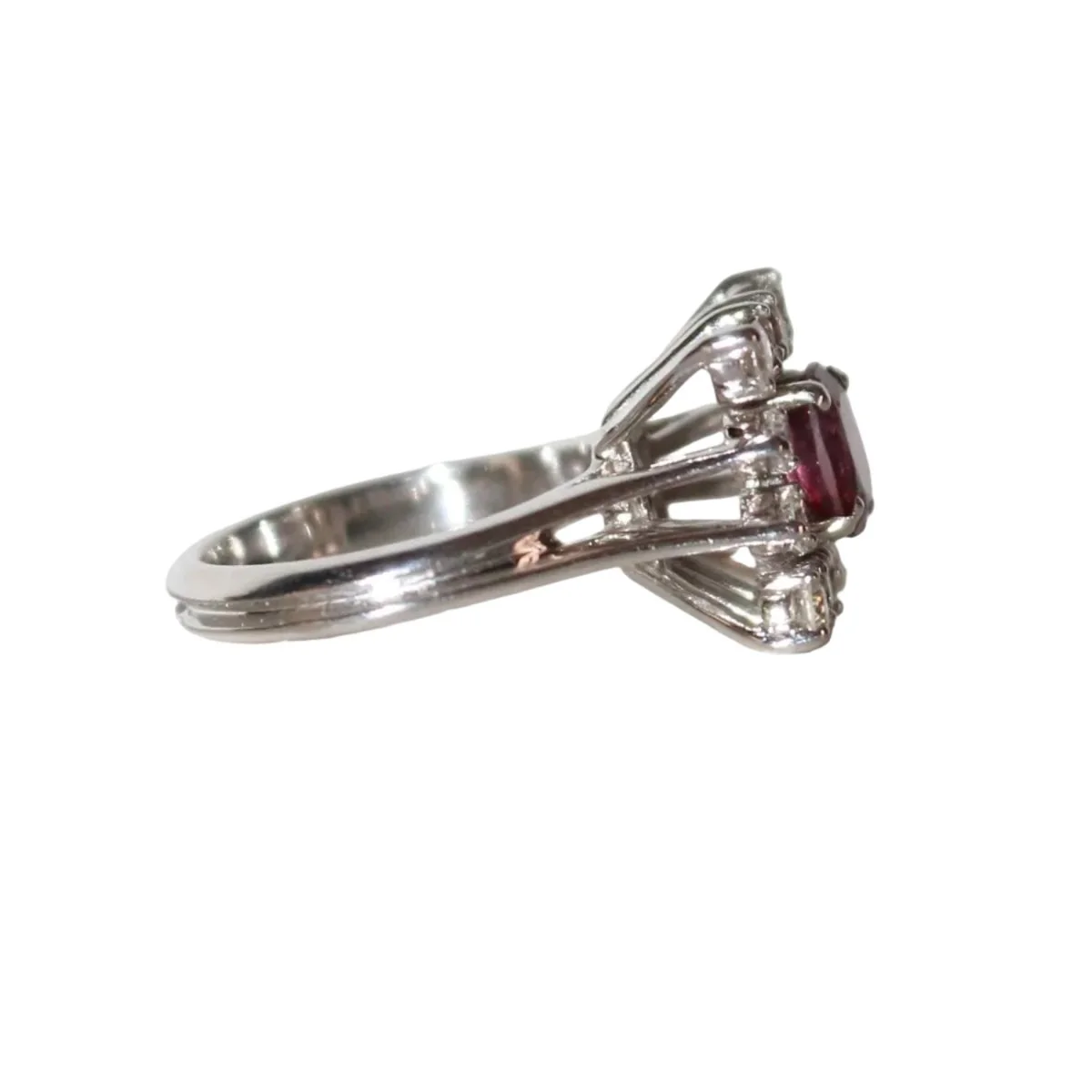 Bague Marguerite en or blanc, rubis et diamants - Image 4