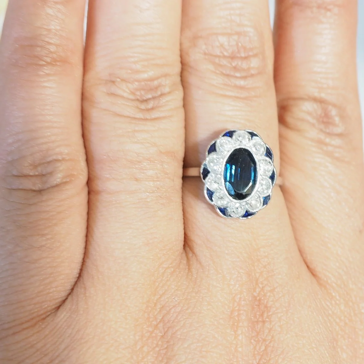 Bague Pompadour en or blanc, saphirs et diamants - Image 2