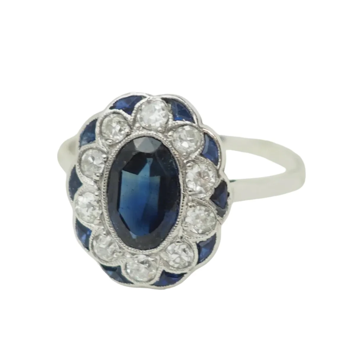 Bague Pompadour en or blanc, saphirs et diamants - Image 3