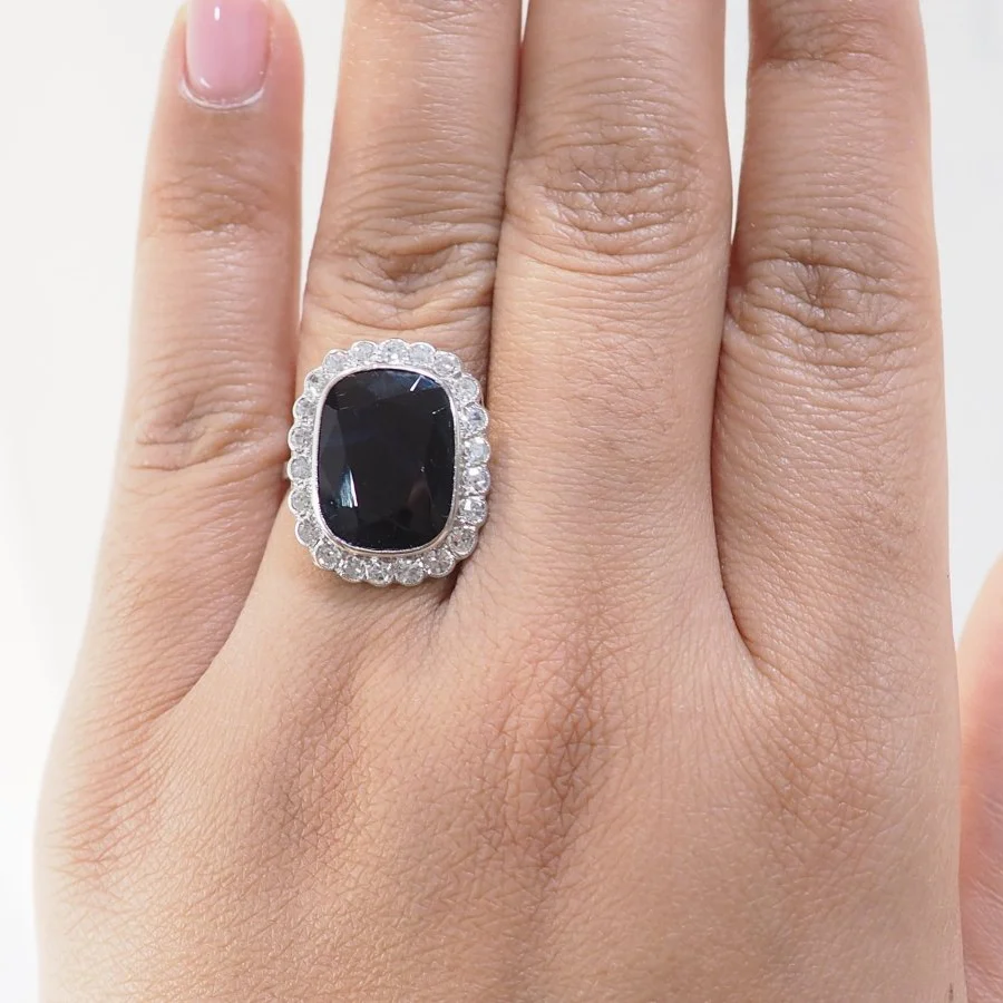 Bague Pompadour en Platine, saphir et diamants - Image 2